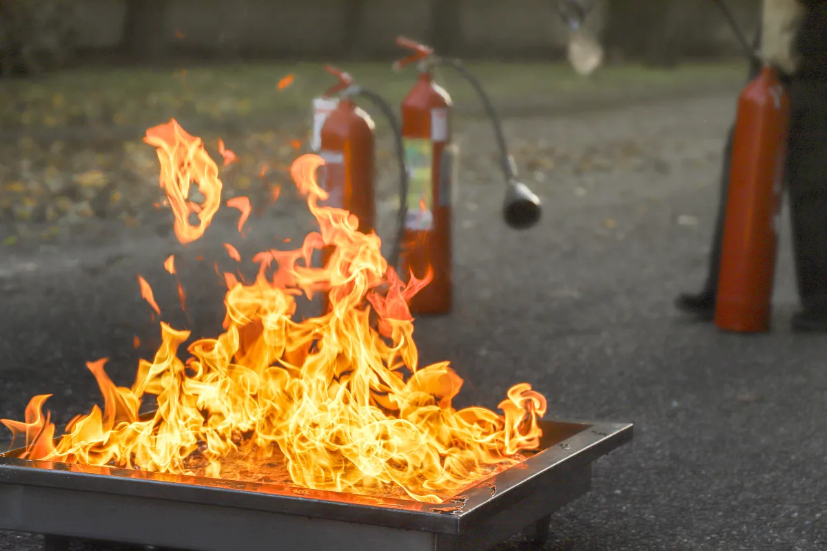Feuerlöscher bei einer Brandschutzübung